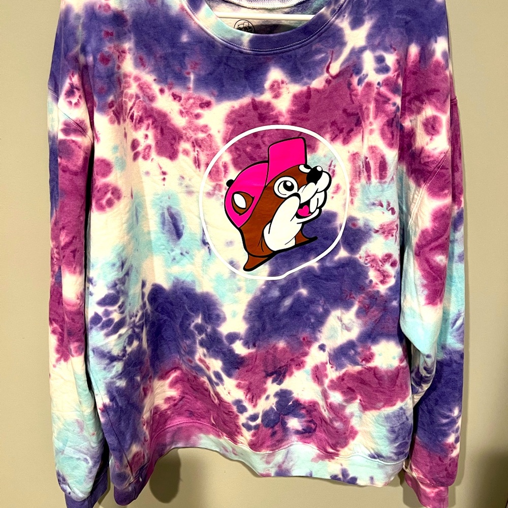 Buc-ee’s tie dye crew sweater.